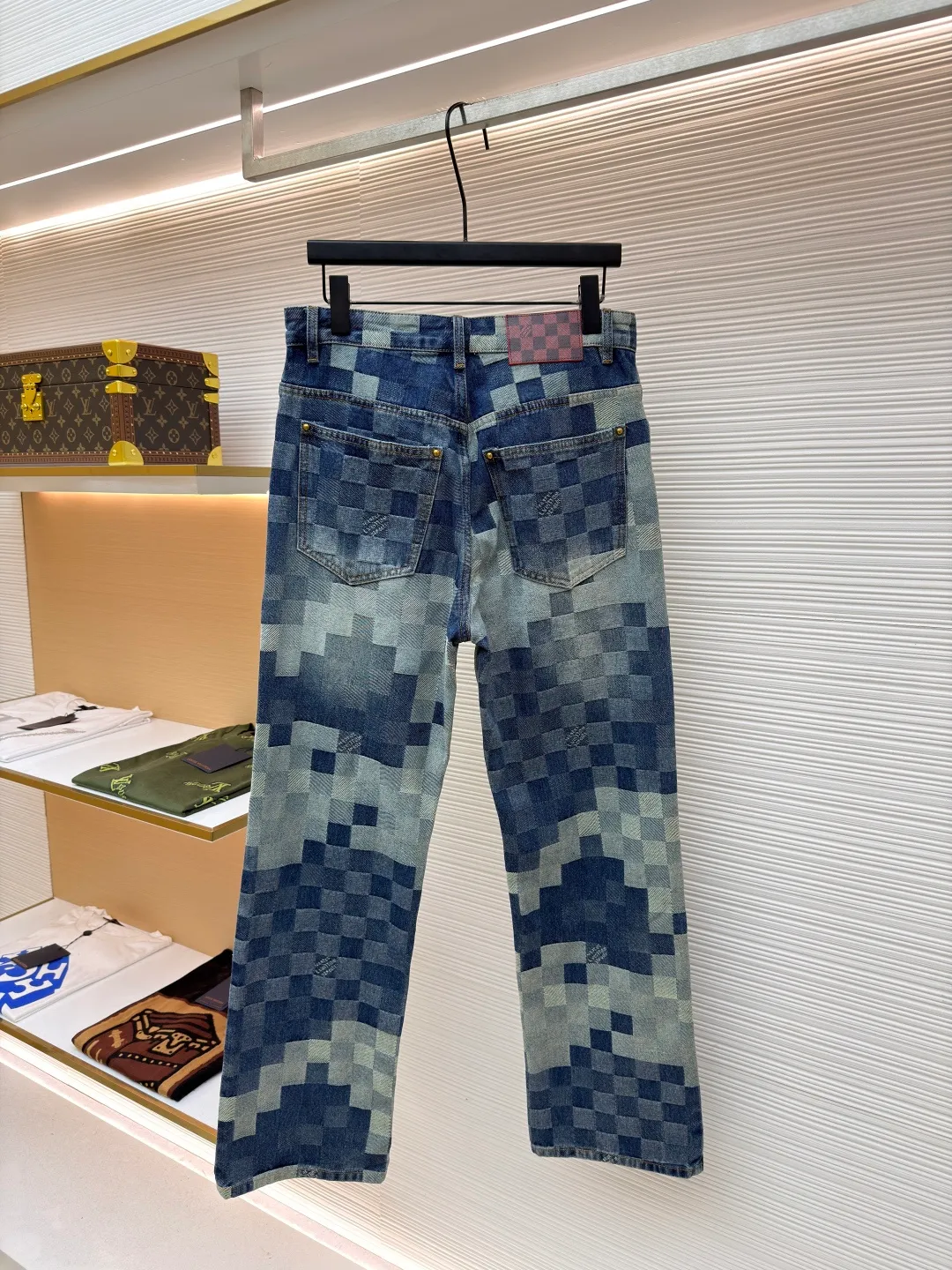 LOUIS VUITTON checkerboard mosaic denim trousers ●Authentic product: 15,000 purchased and developed ●Item number: 1680885-B40 ●Fabric: denim fabric ●Technology: Jacquard technology ●Version: Fitted version ●Size: 30-32-34-36 ●Weight: about 1250g ●Description: Gradient mosaic plaid fabric is developed as it is and the letter jacquard on the denim is restored The minimum order quantity for the pearl hardware laser engraving logo is 6w. The cost of a single pearl button is RMB. The details are processed perfectly. After the garment is ready, the enzyme soaking and washing process is used to make the denim slightly yellowed to show the traces of time. Finally, the buttons are hand-buttoned. Machine equipment cannot be used for buttoning because the button material is pearls. The scrap rate of machine buttoning is 40%. The 13 pearl buttons on the whole body are all hand-buttoned. Unreplicable works of art pay tribute to Fei Dong. The overall wiring is straight and delicate, the fabric is comfortable and soft, and the color is consistent without color difference. It can be matched with the same style to create a fashionable look and control various occasions. Customized accessories, complete with three standards, same style for men and women!